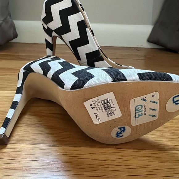 NWT Charlotte Russe Black and White Chevron Heels - Picture 3 of 4